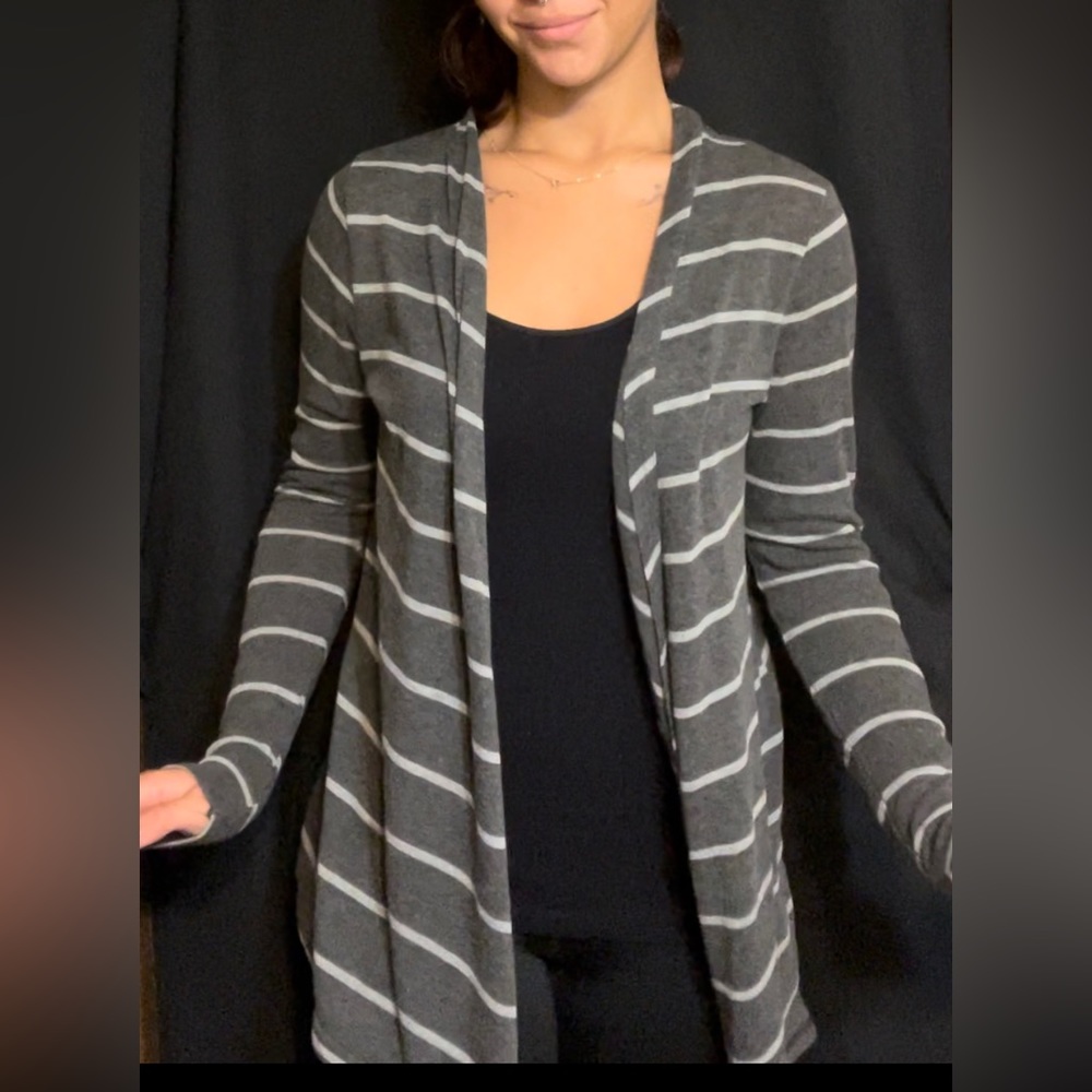 Cute and flowy cardigan appropriate for many occasions. Rue21 size small.